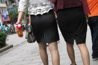 戶外街拍 VOL.114 两个少妇穿丝袜齐上街比美