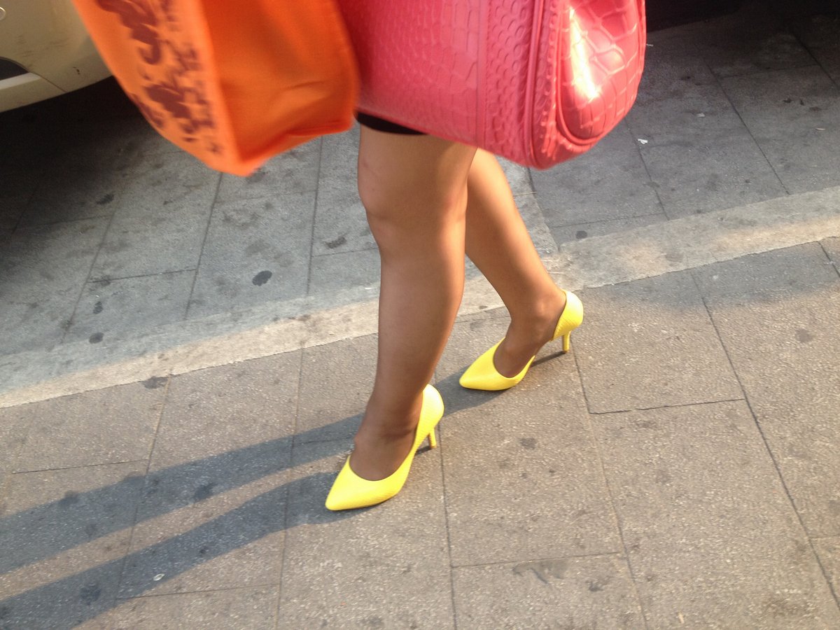 戶外街拍 VOL.360 咖啡色裤袜和黄色高跟鞋